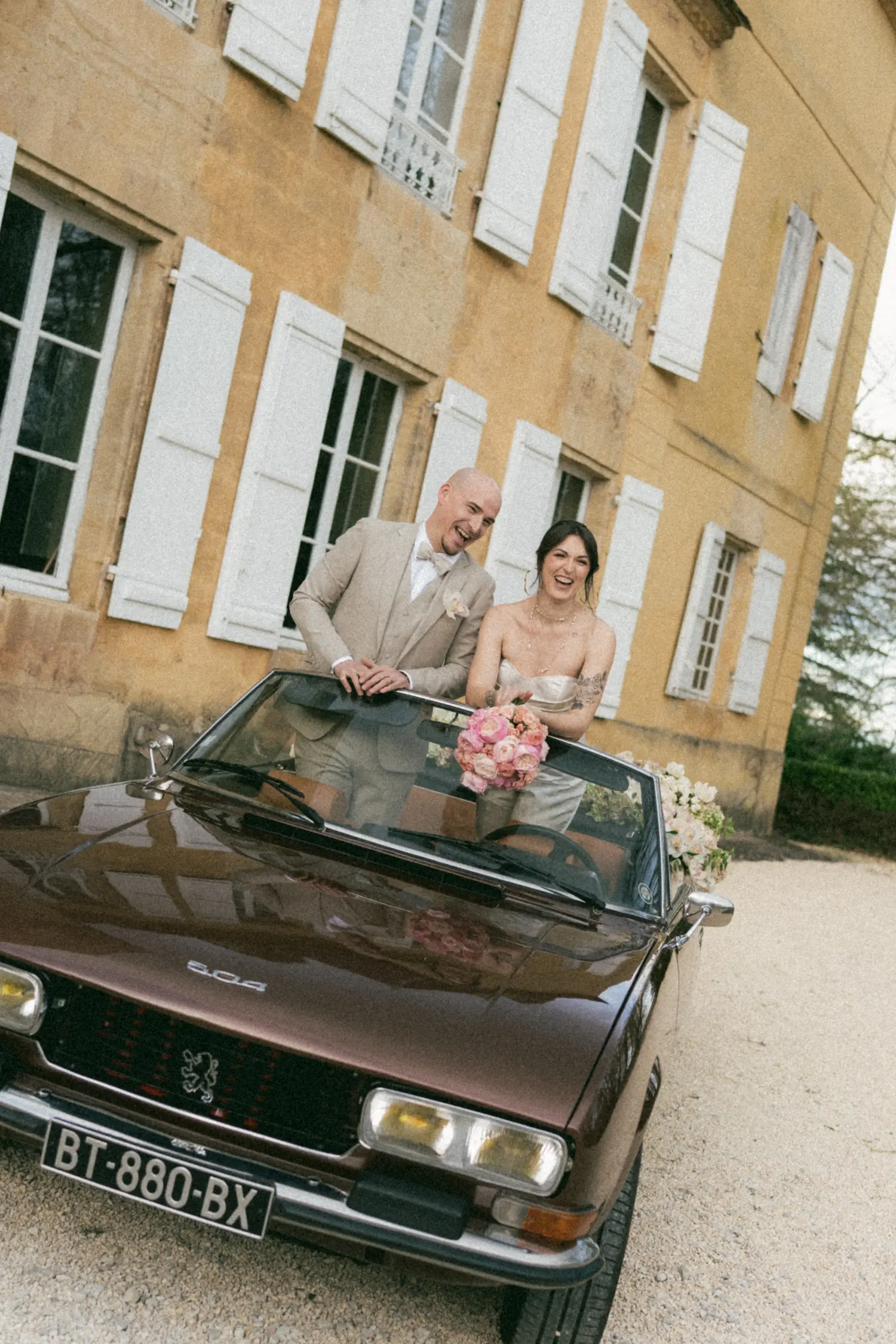 Photographe mariage Dordogne - Château en Dordogne - Veille voiture - Décoration Vintage - Photographe argentique