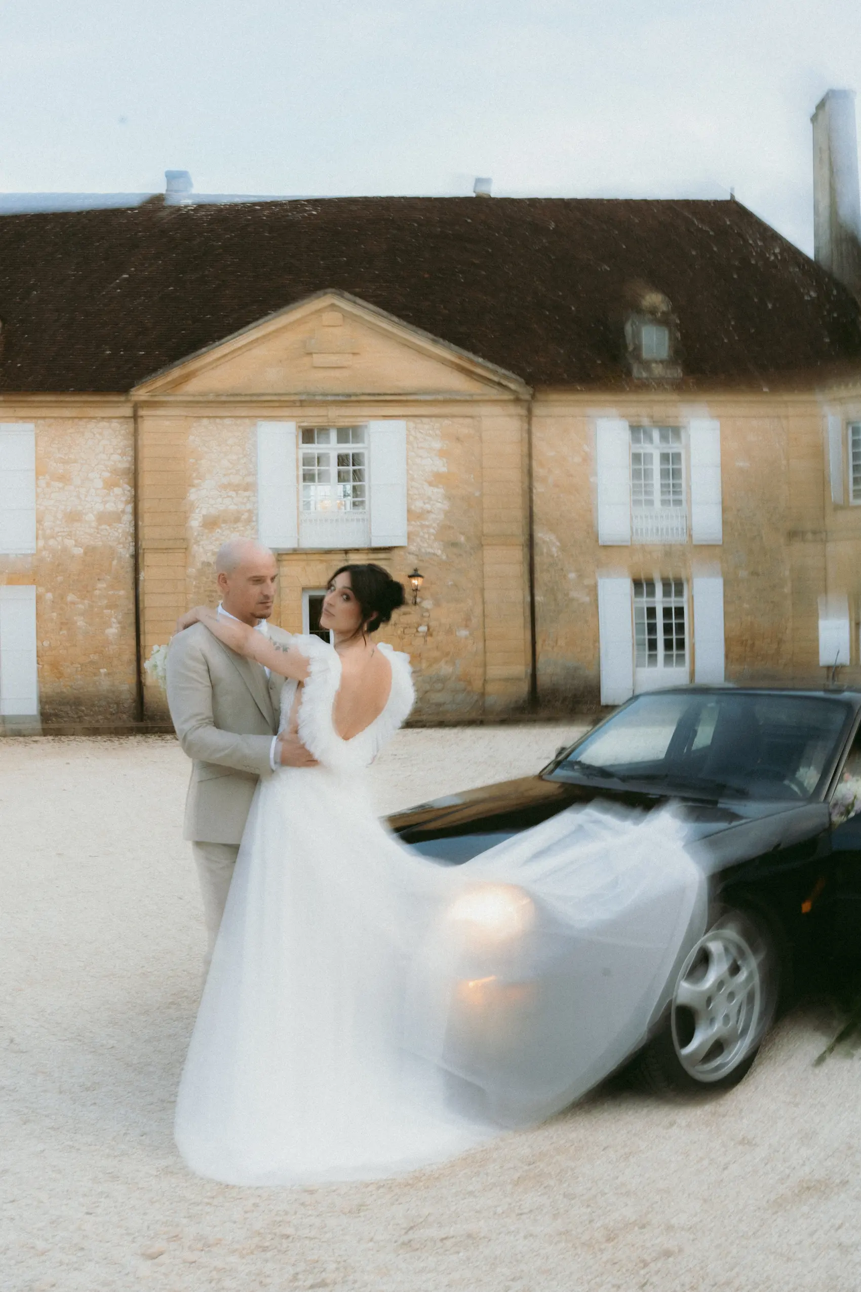 Portfolio mariage mariés sous voile câlin Dordogne - Photo romantique intimiste