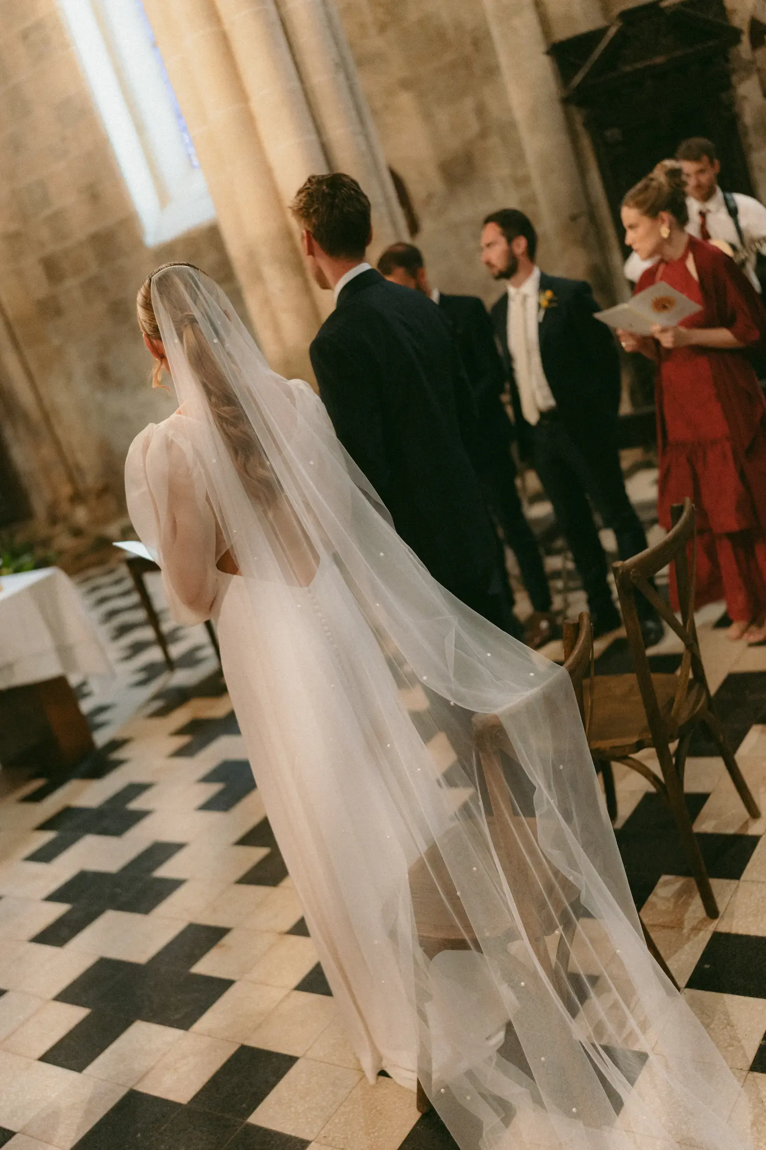 Groupe de demoiselles d'honneur de dos  avec la mariée regardant derrière elles 