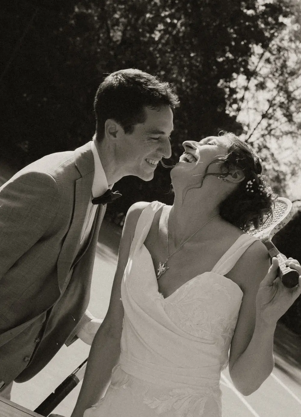 Couple de mariés dont le mari est assis tenant un cigare et la femme et derrière lui - image vintage