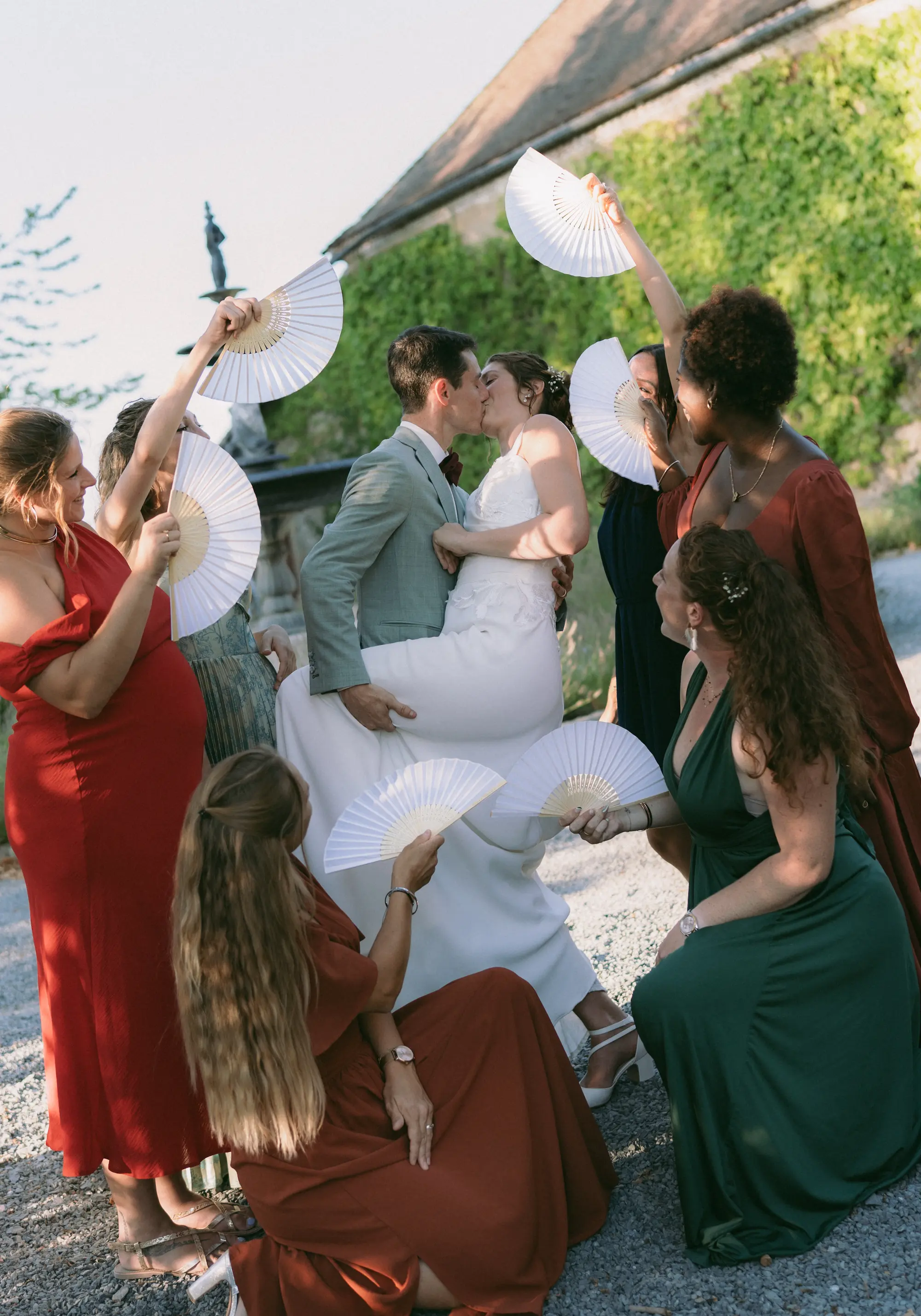 Jambes de la mariée avec sa robe de mariée et ses chaussures