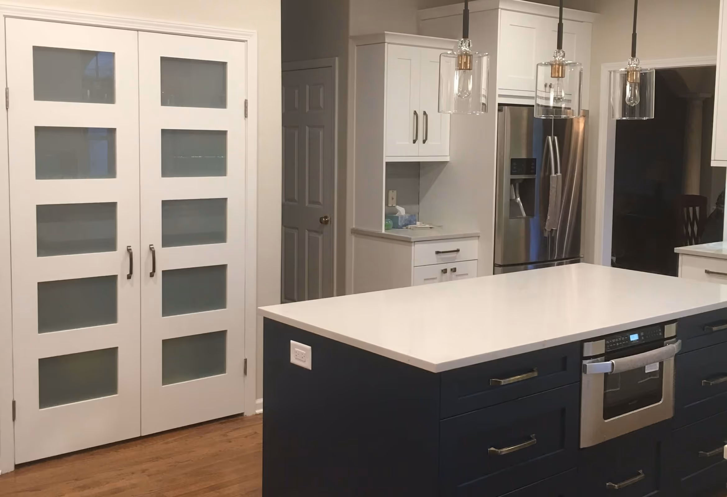 Kitchen remodeling Chicago suburbs - navy blue island with white quartz countertop