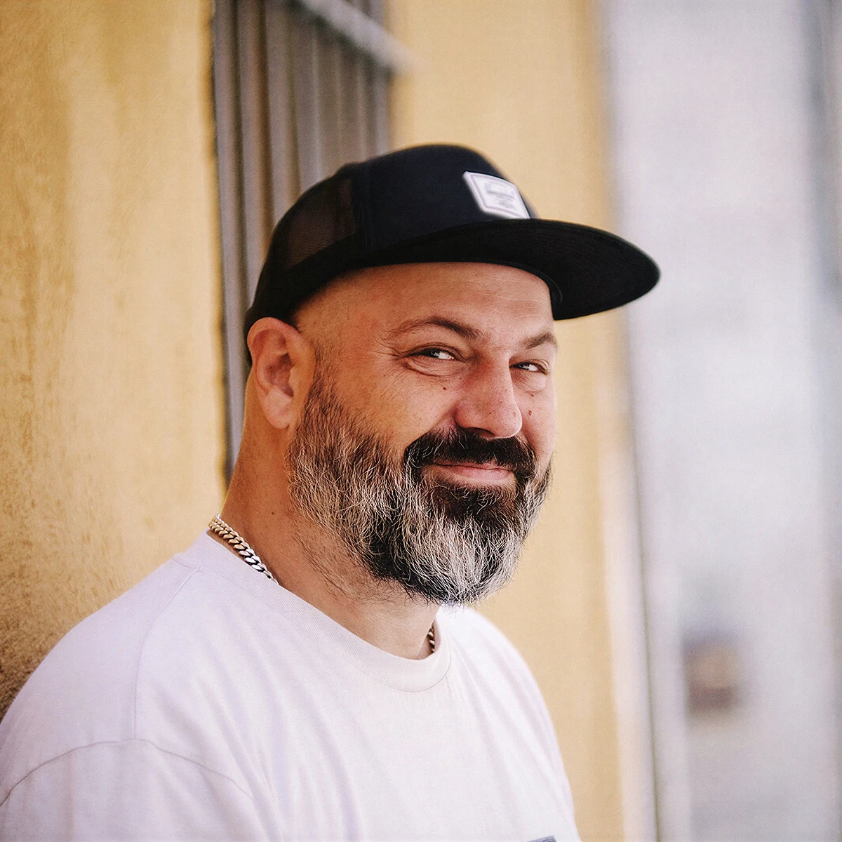 Javier Gutierrez, alias INOCUO, artista de Barcelona y fundador de INOCUO The Sign