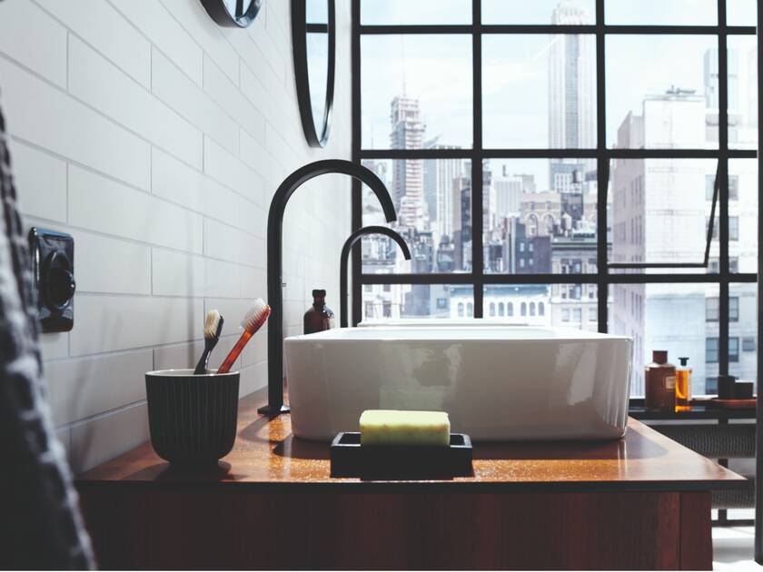 Bancada com 2 lavatórios e torneiras pretas de bancada AXOR One