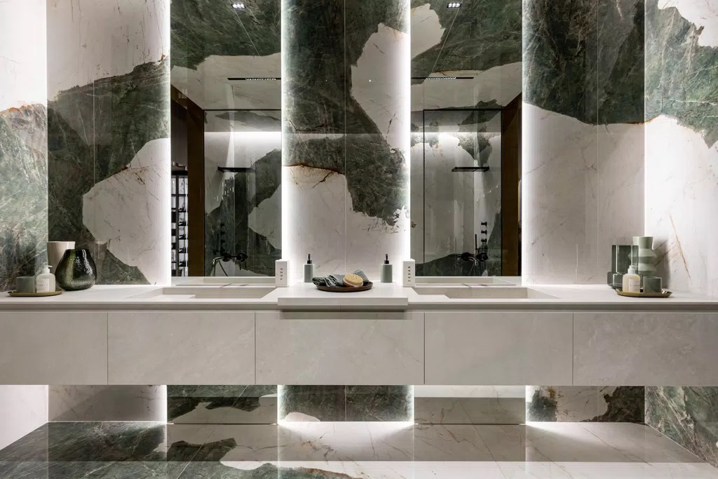 Bathroom with walls and floor in stone marble by Florim, collection Marble, in Aqua