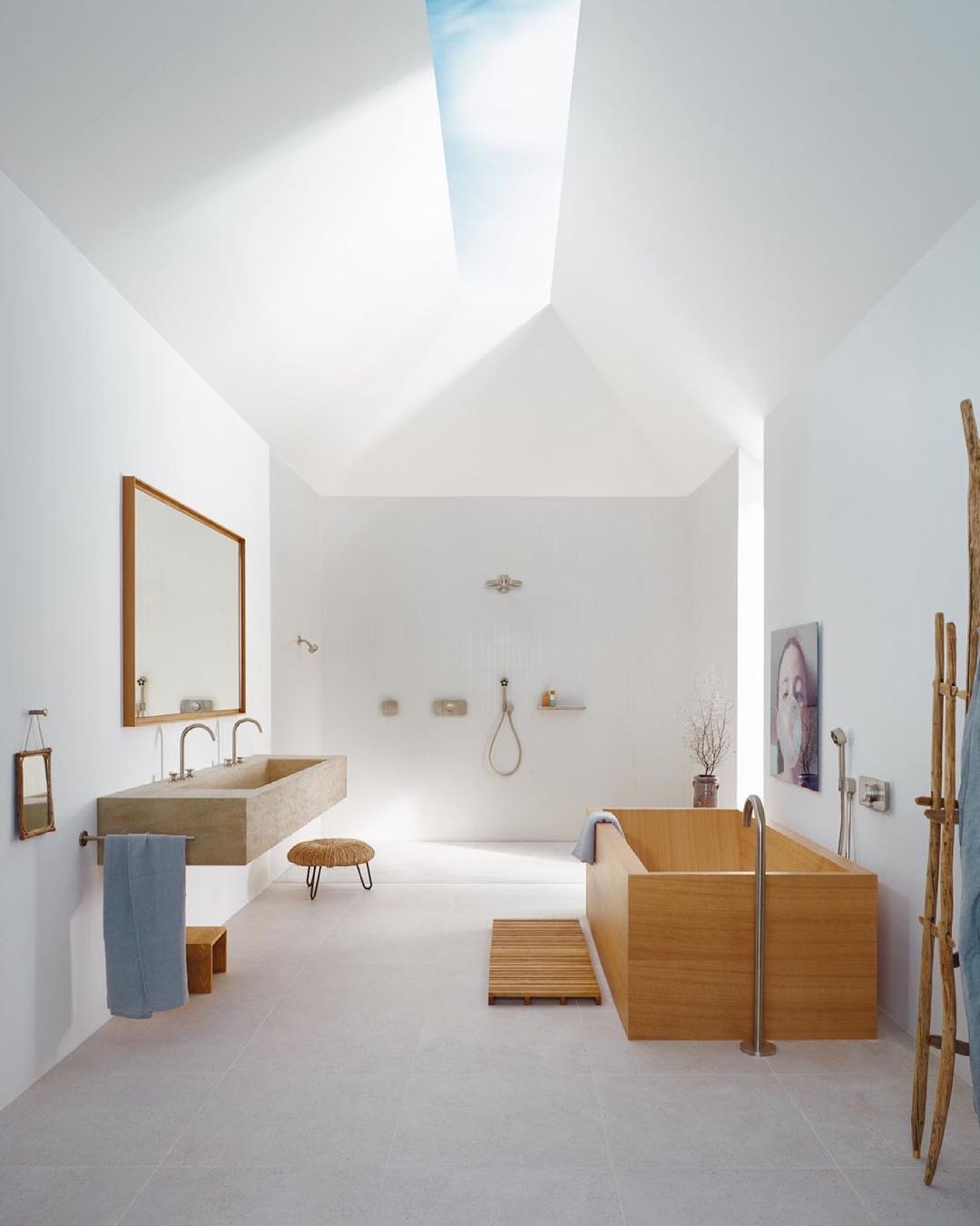 Casa de banho com torneiras douradas AXOR One