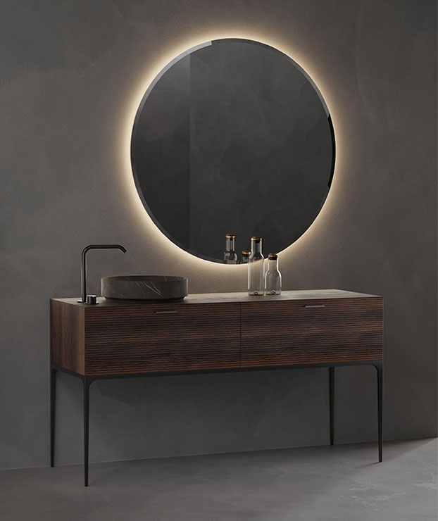 Composição de dois móveis com gaveta em carvalho bronze. Tampo simples e lavatório de topo Arc em mármore cinza. Estrutura de 4 pés em alumínio grafite escovado. Espelho Origin com iluminação LED. Inbani, Grate.