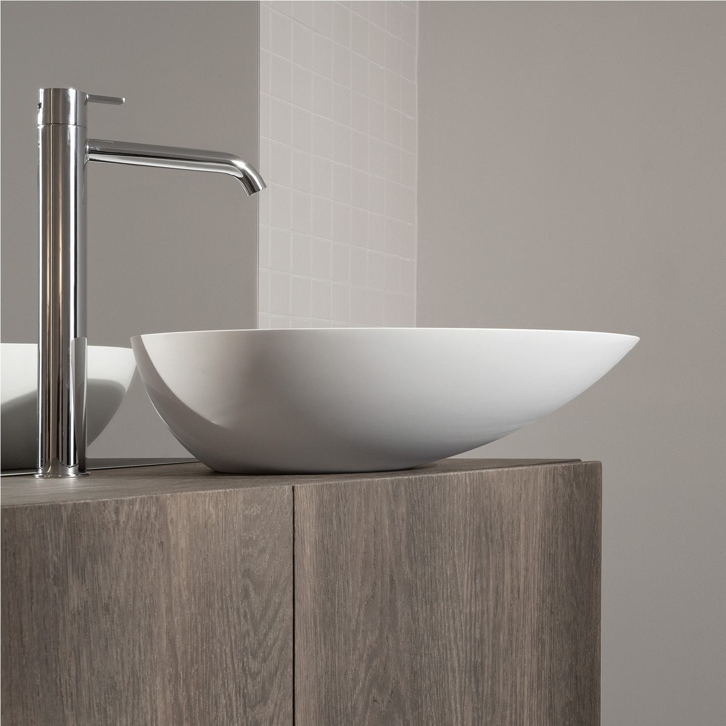 Composition of vanity unit with upper washbasin Forma in matte white. Inbani, Forma.