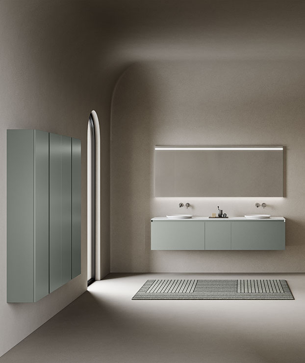 Composição de um móvel Strato suspenso com três gavetas em aço lacado mate. Tampo único em mármore carrara branco com lavatórios semi-encastrados. Espelho com molduras laterais em aço inox e iluminação de parede LED.