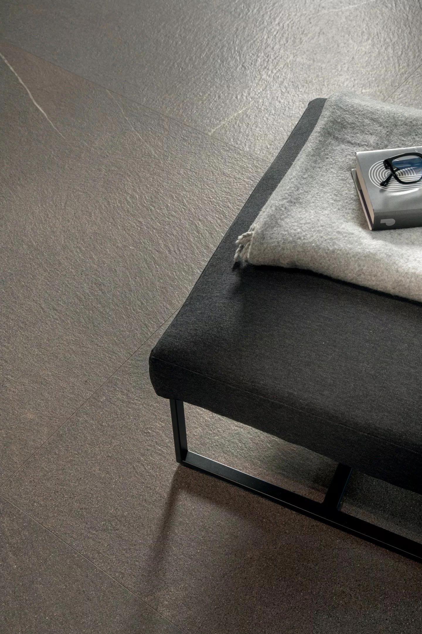 Porcelana com efeito pedra da marca Florim, coleção Coretech na cor Flame dark