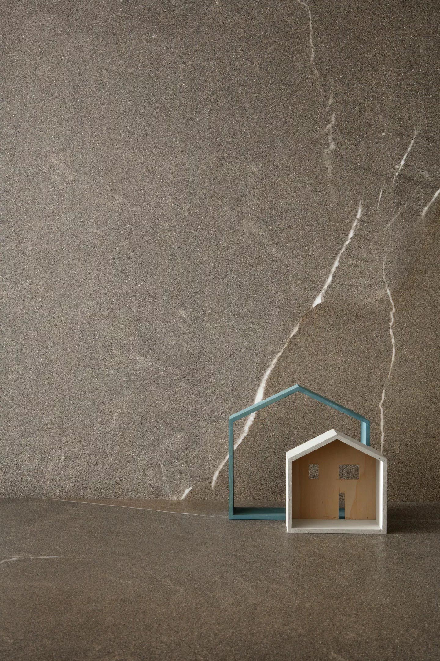 Porcelana com efeito pedra da marca Florim, coleção Coretech na cor Satin dark