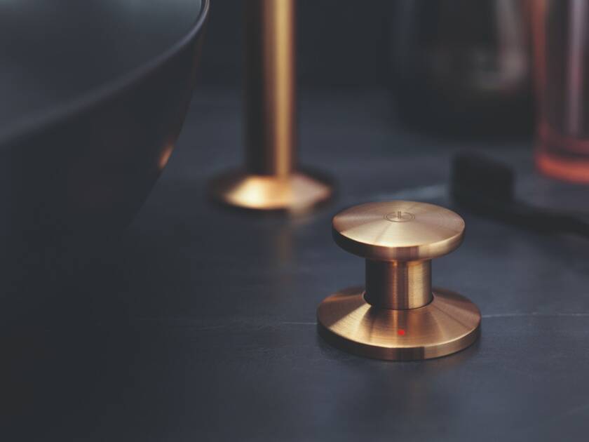 Pormenor de comando para torneira dourada de bancada AXOR One