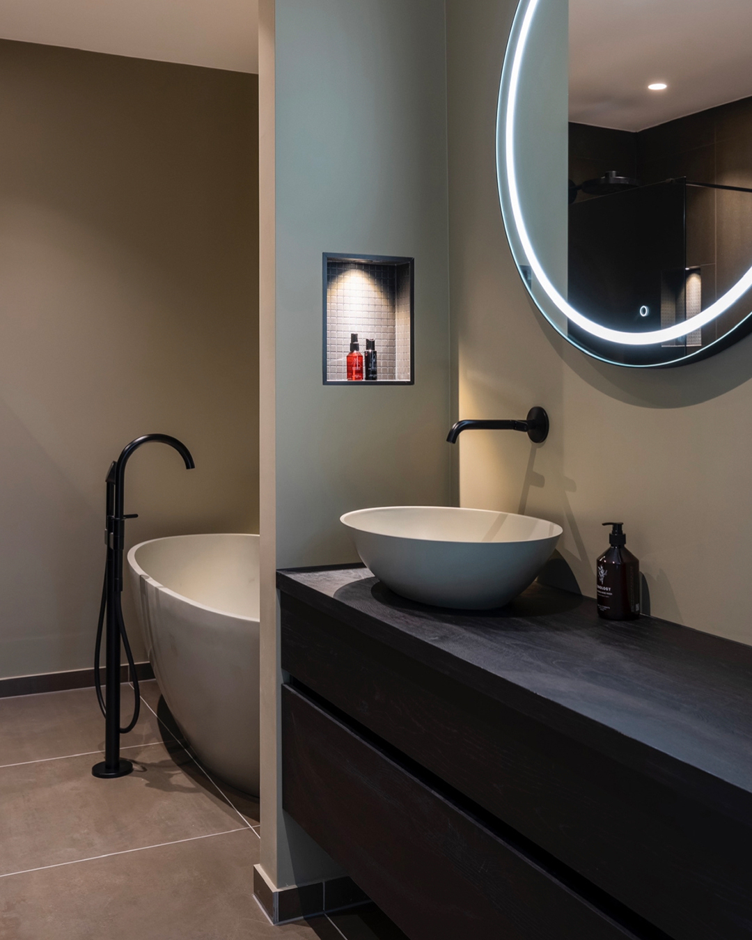 Torneira preta de chão para banheira e torneira de parede para lavatório AXOR One