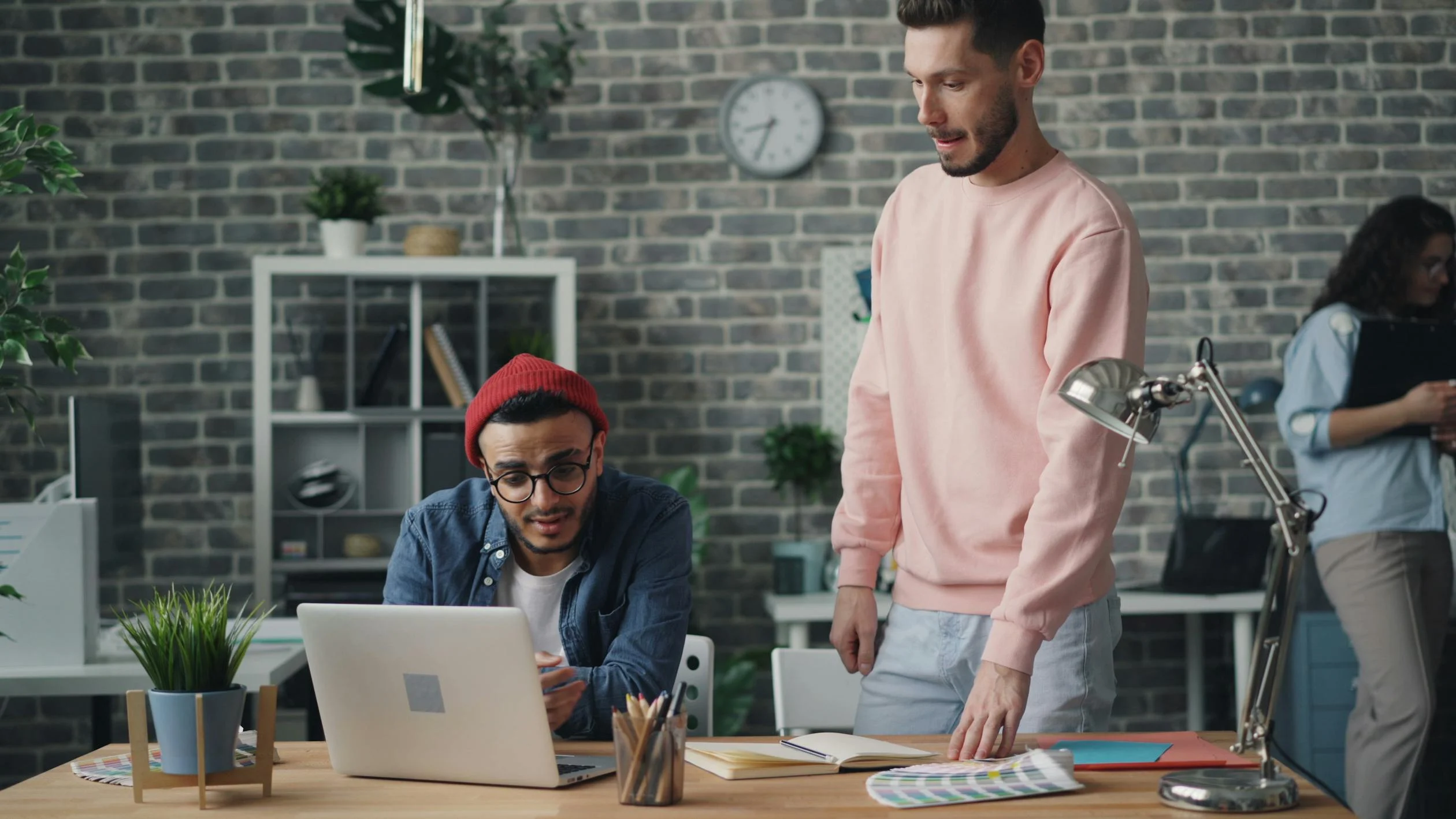 2 colleagues looking at a computer screen together