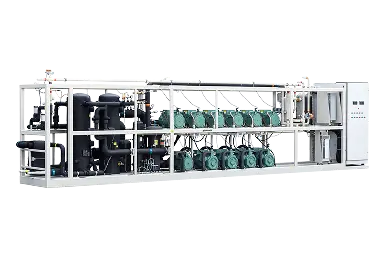 Máquina industrial larga con múltiples motores y tuberías en estructura metálica blanca.