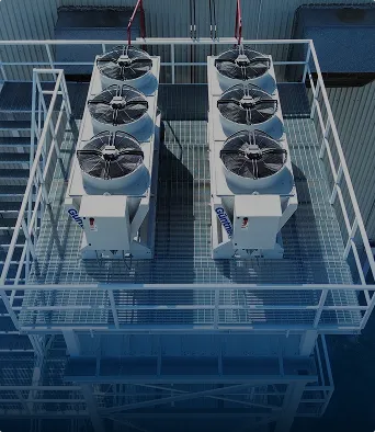 Dos unidades de aire acondicionado industriales instaladas en una plataforma metálica elevada.