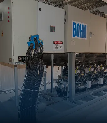 Equipo industrial Bohn con cables y motor instalado en piso de fábrica.