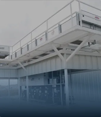 Estructura metálica elevada con barandilla y paneles en un entorno industrial o de construcción.
