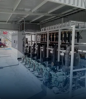 Máquina industrial con múltiples tuberías y conexiones dentro de una estructura metálica en planta cubierta.