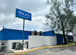 Vista exterior del edificio de refrigeración comercial MAYCA con letrero azul y cielo nublado.