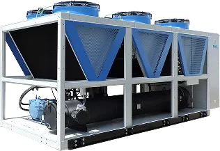 Unidad industrial de enfriamiento con tres ventiladores y estructura metálica azul y blanca.