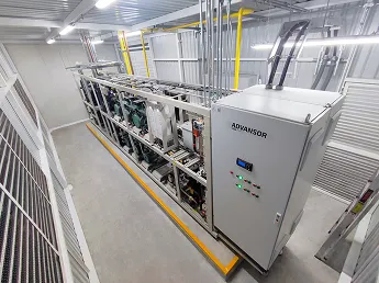 Máquina industrial Advansor para congelación en una planta con piso y paredes grises.