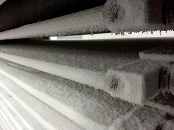 Superficie de congelador en forma de placas congeladas cubiertas de escarcha blanca.
