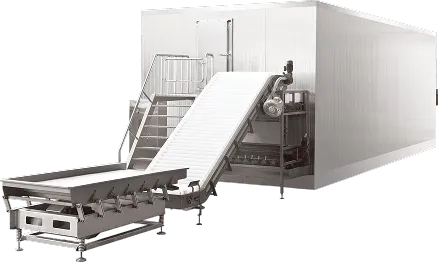 Máquina industrial blanca con cinta transportadora inclinada para procesar alimentos congelados.