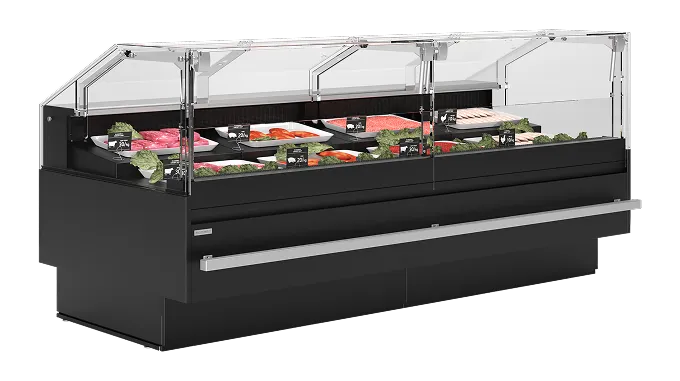 Vitrina refrigerada negra con diferentes carnes y verduras en platos blancos.