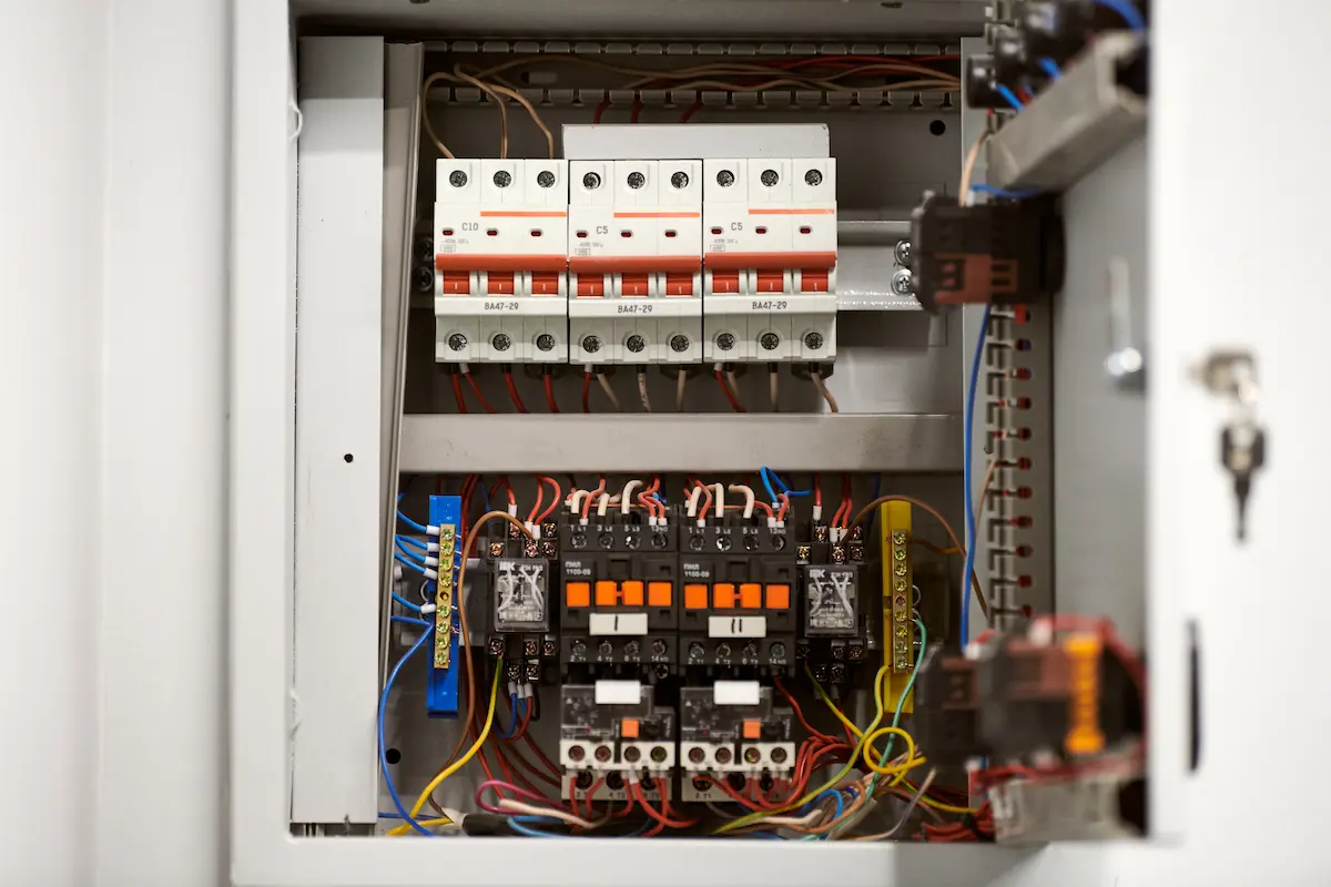 Interior de un cuadro eléctrico con interruptores automáticos y cableado organizado