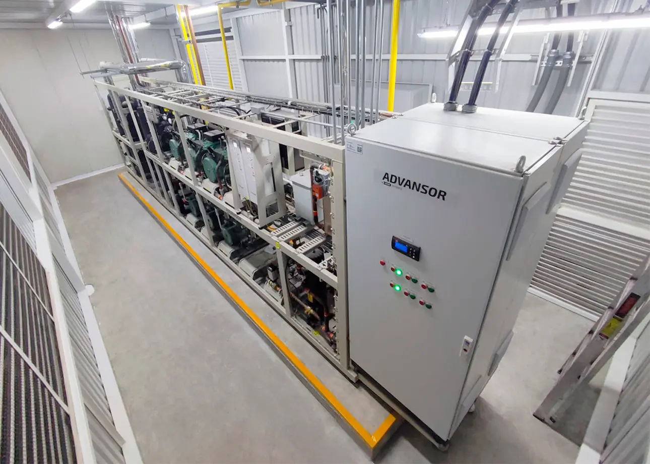 Sistema industrial de congelación tipo placa con panel de control Advansor en sala limpia.