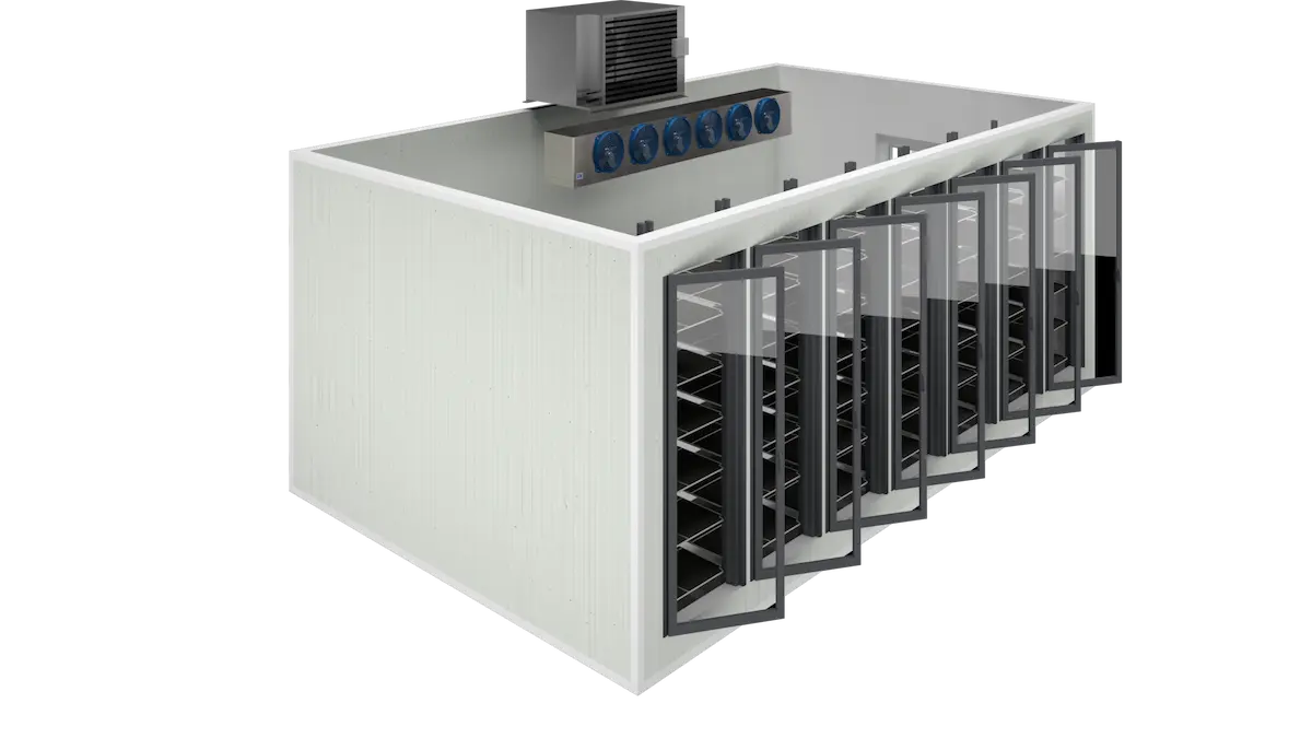 Cámara frigorífica blanca con nueve puertas de vidrio abiertas y ventiladores azules arriba.