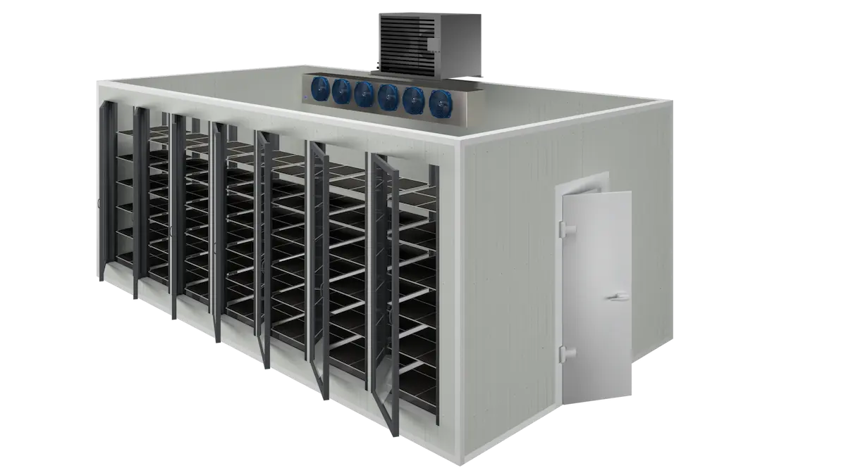 Habitación frigorífica con estantes y ventiladores en la parte superior para refrigeración.