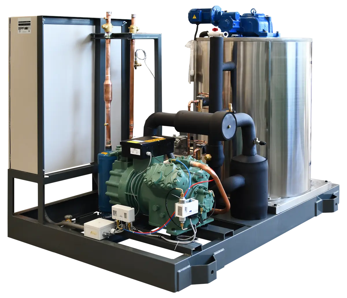 Maquinaria industrial compuesta por tuberías, compresor verde y tanque metálico cilíndrico.
