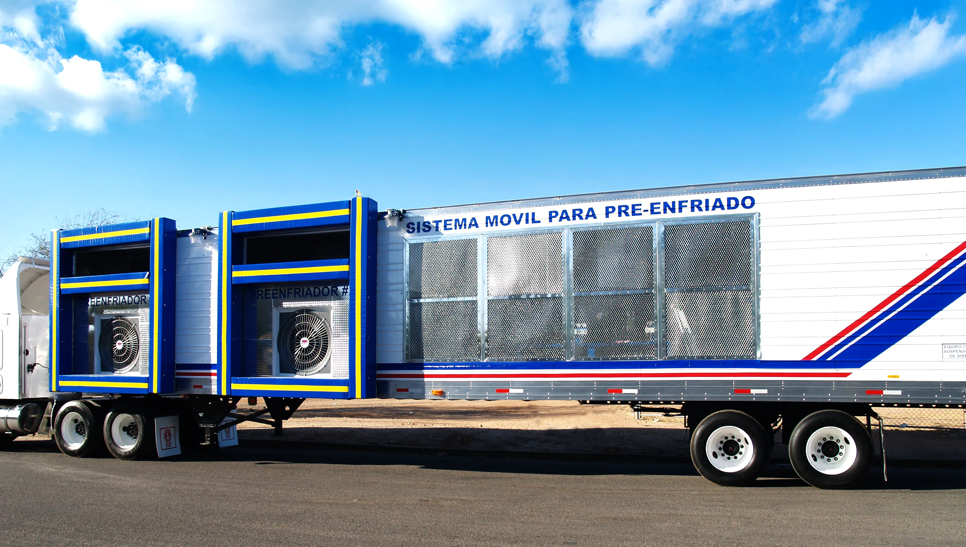 Camión blanco con sistema móvil para pre-enfriado y grandes ventiladores azules y amarillos.