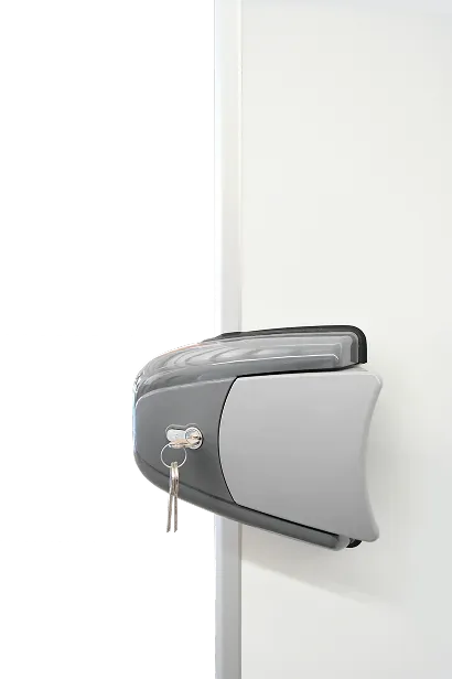 Cerradura moderna con llave insertada en puerta blanca con diseño de manilla curvada.