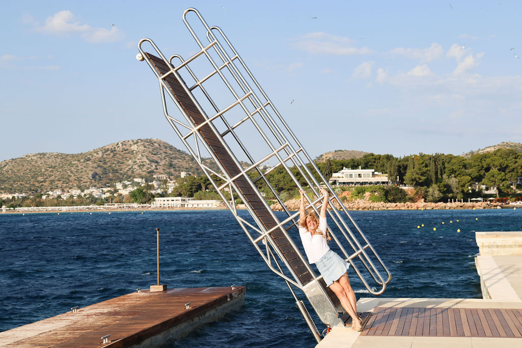 Christina steht an der Brücke