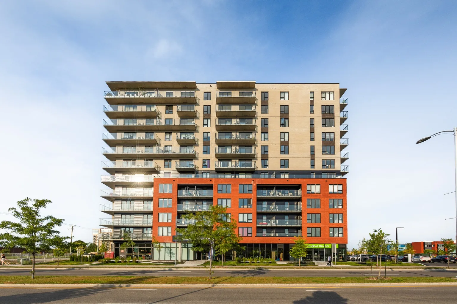 Vue de face de l’immeuble Mostra Centropolis à Laval
