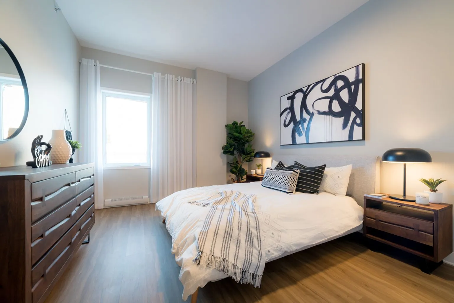 Chambre d’une unité de Mostra Candiac, plancher de bois et fenêtre