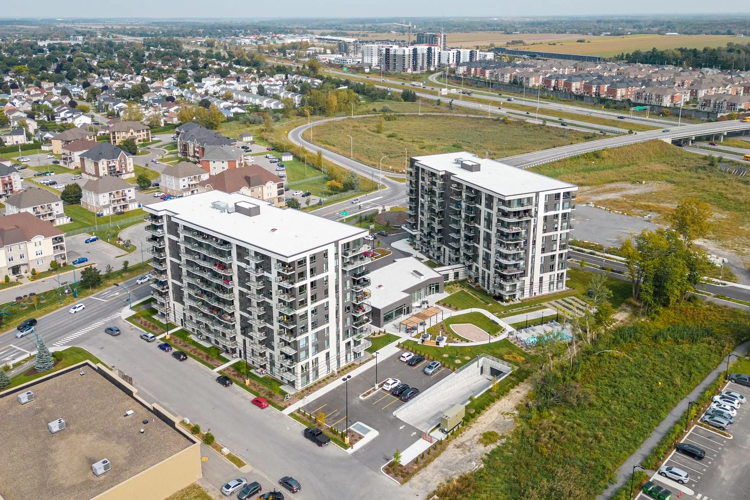 Vue aérienne de Mostra Mascouche et du boulevard commercial voisin