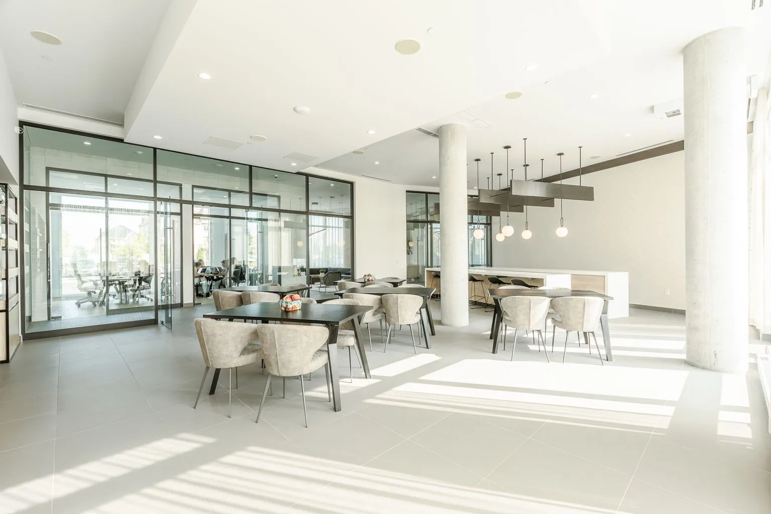 Grande aire commune de Mostra Mascouche avec coins salon et salle à manger