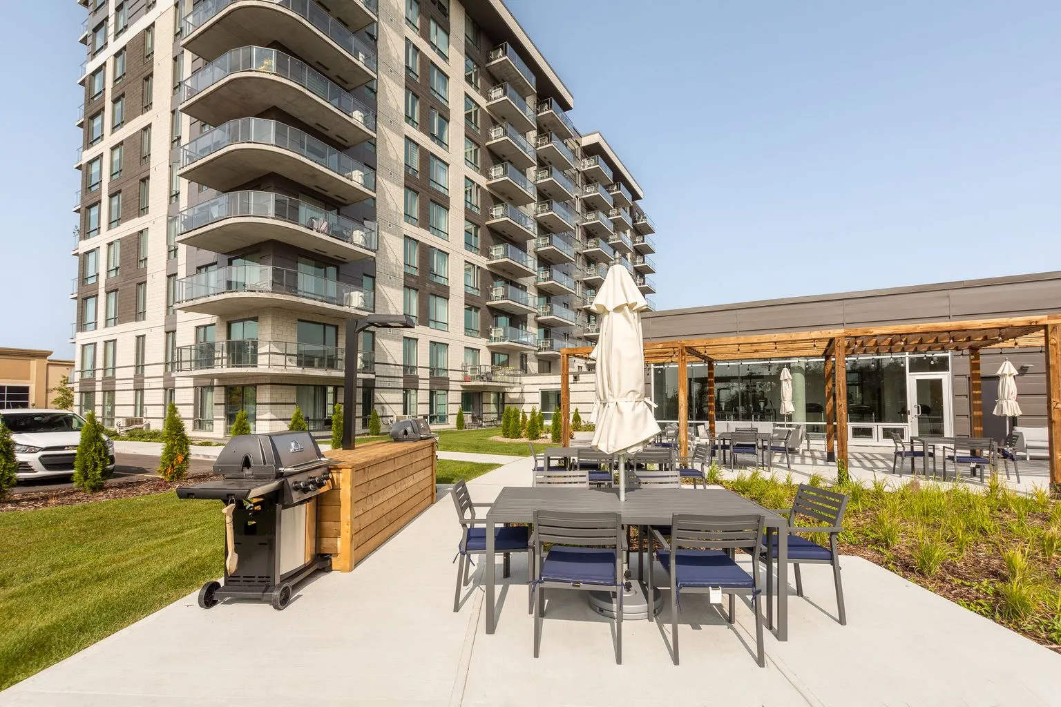 Terrace at Mostra Mascouche with barbecue, pergola and dining tables