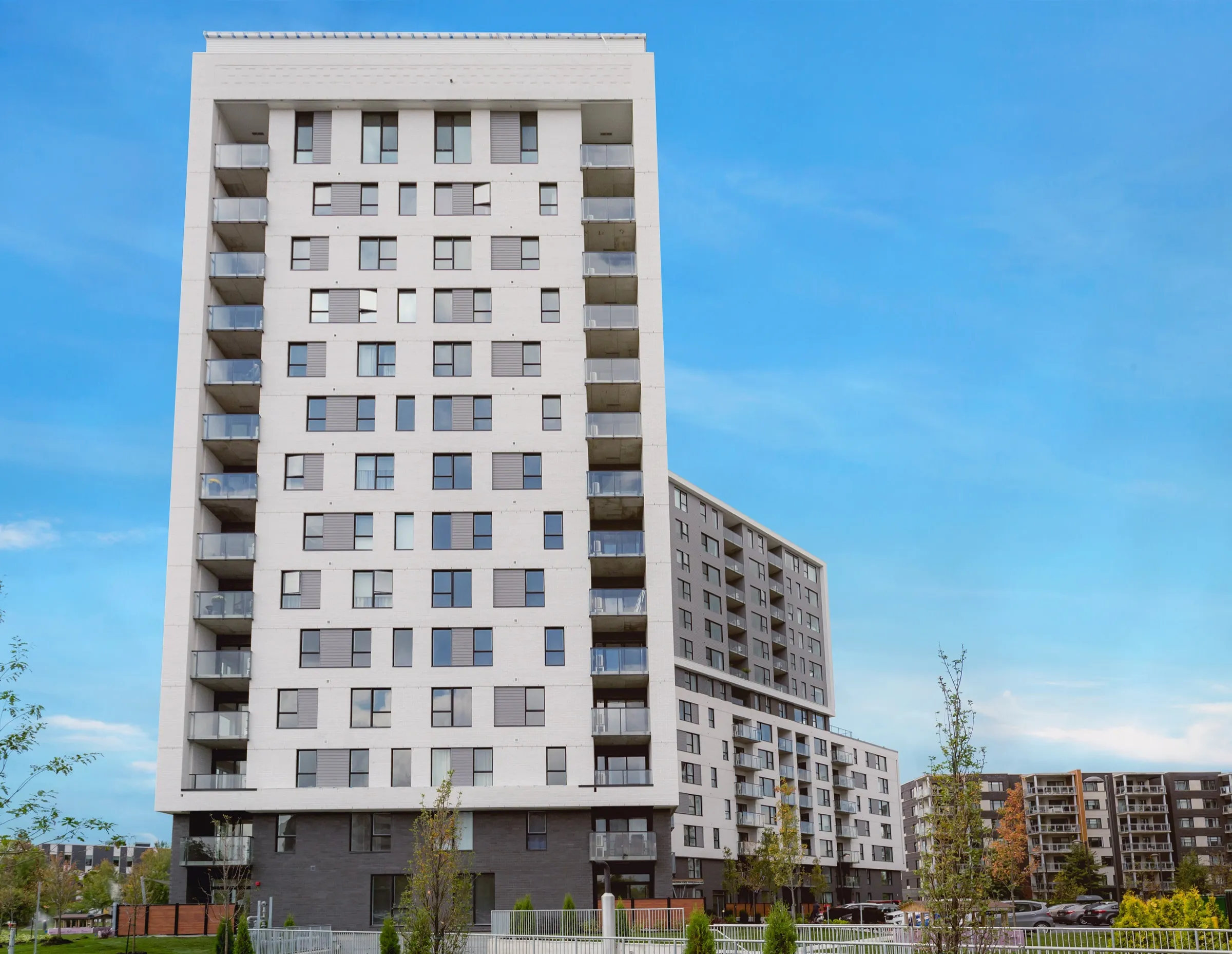L’immeuble Mostra Longueuil et les immeubles voisins du chemin du Tremblay