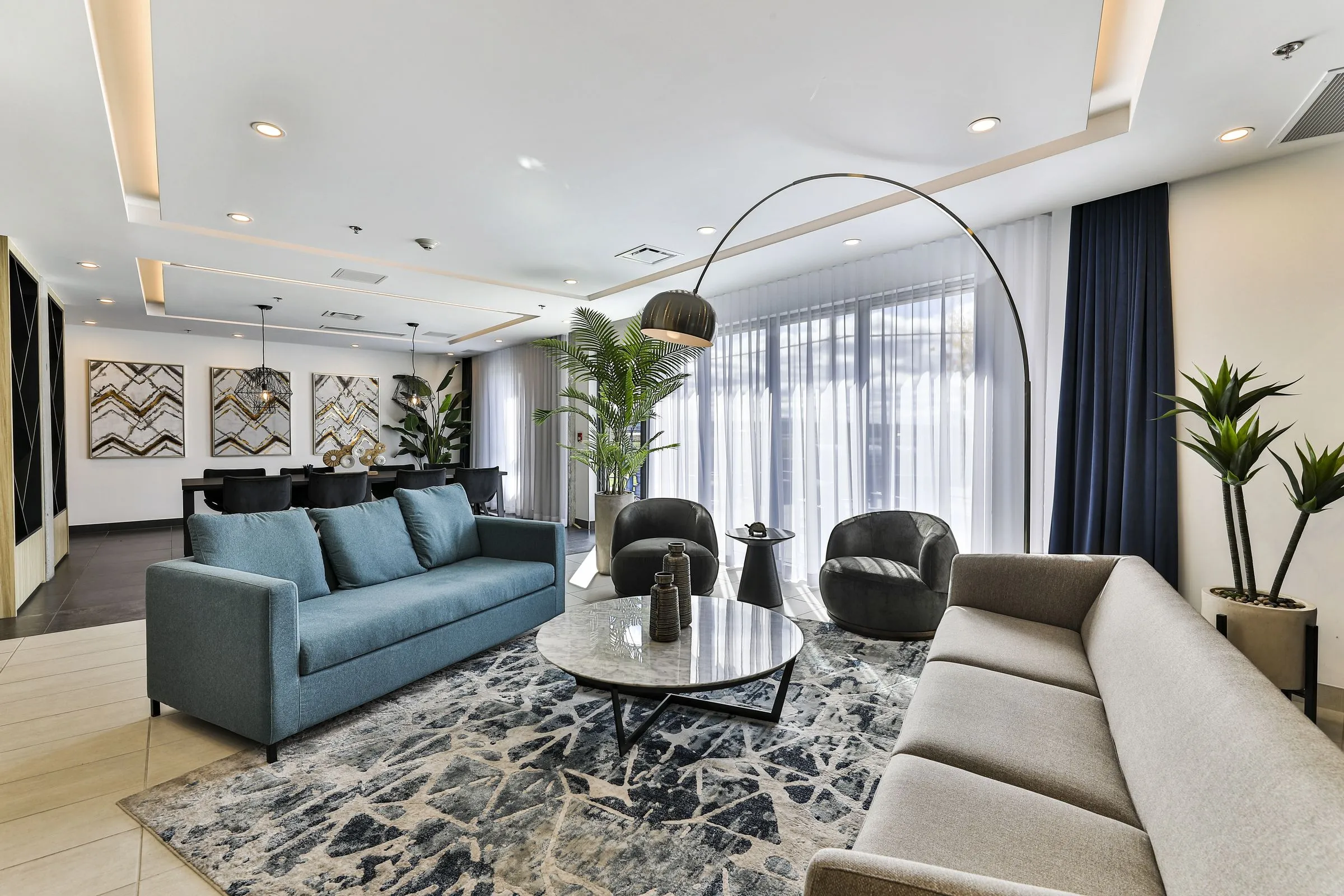 Lounge commun de Mostra Candiac, canapés et grandes fenêtres