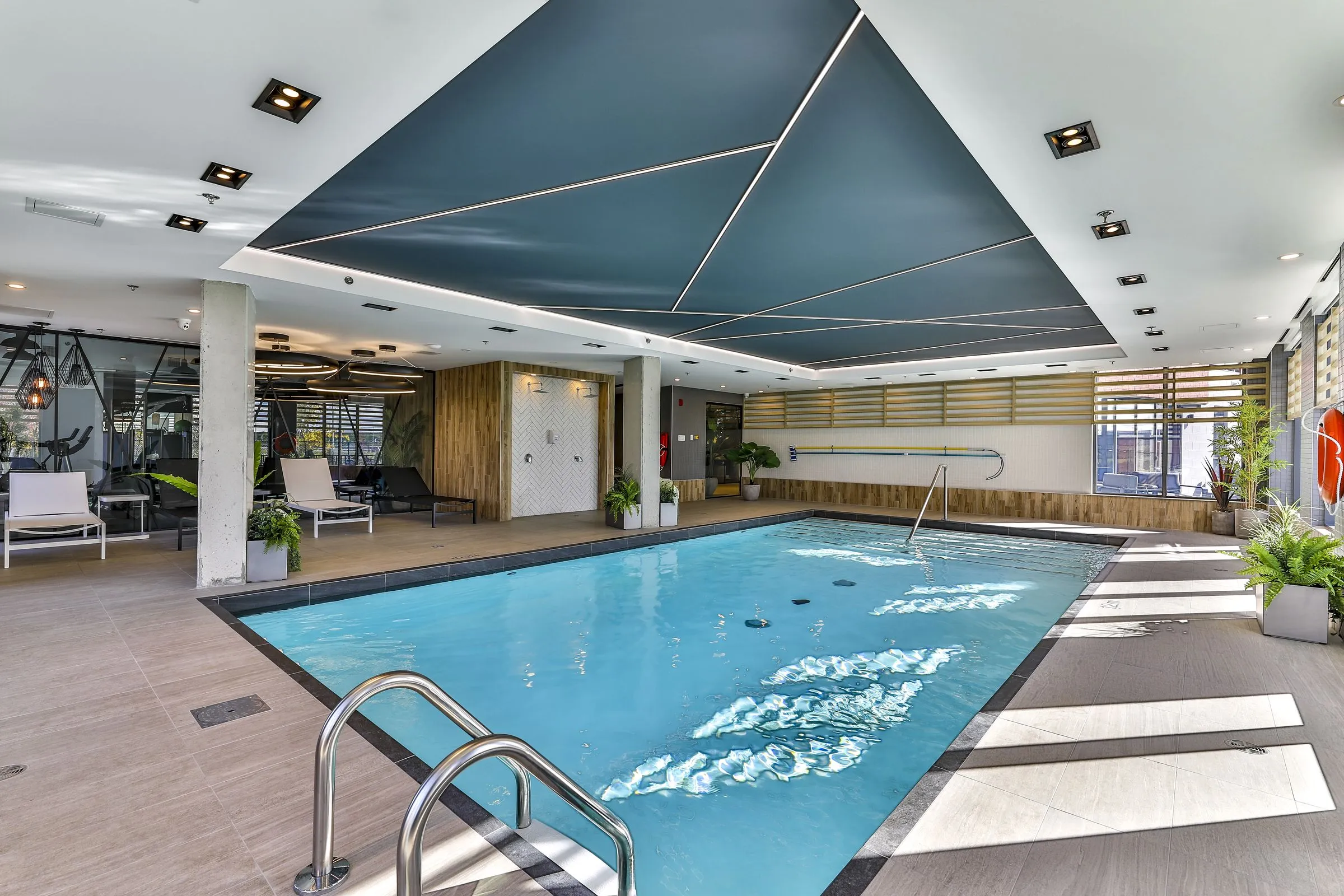 Piscine intérieure de Mostra Candiac et son espace détente