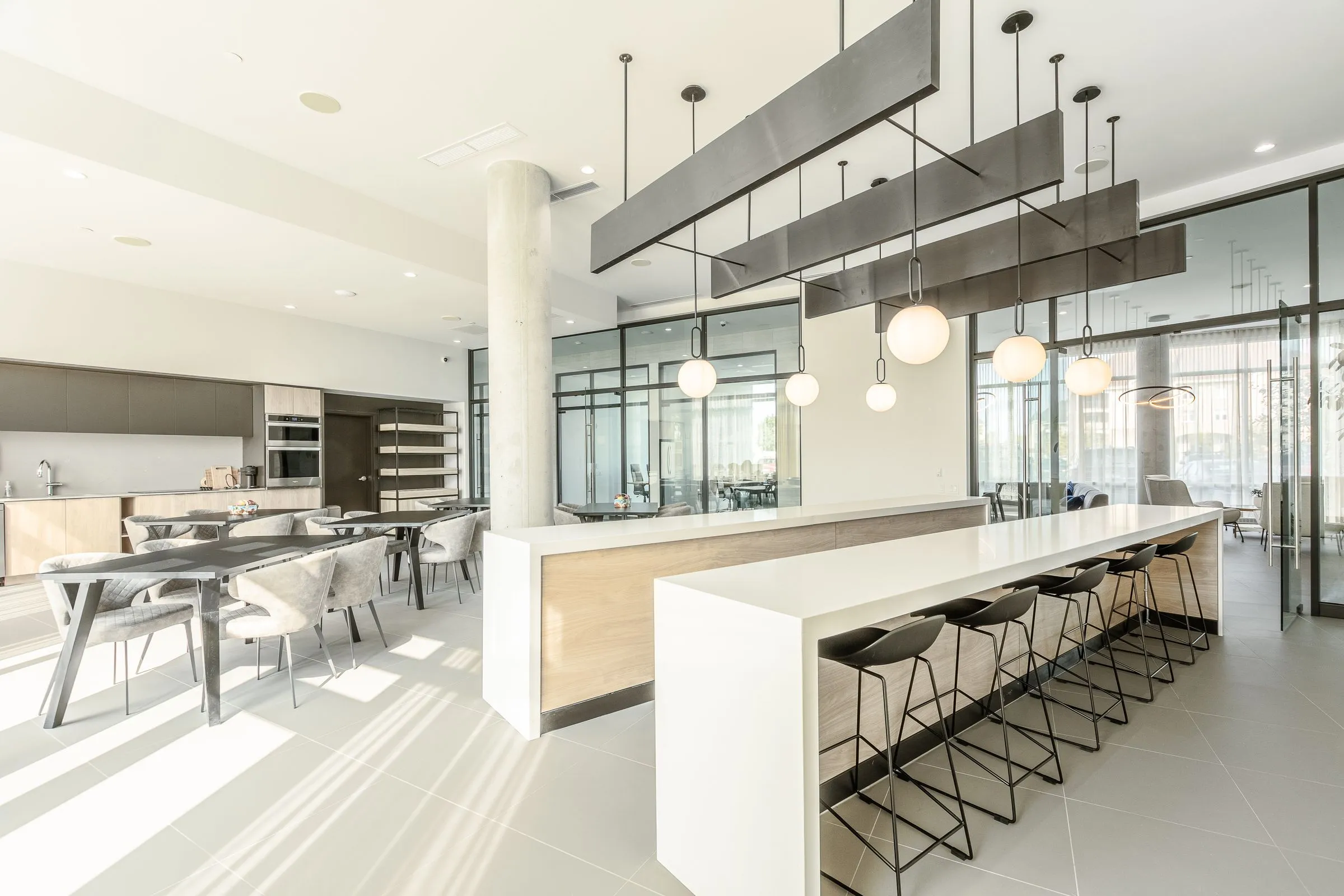Cuisine collective de Mostra Mascouche avec son long comptoir et ses tabourets