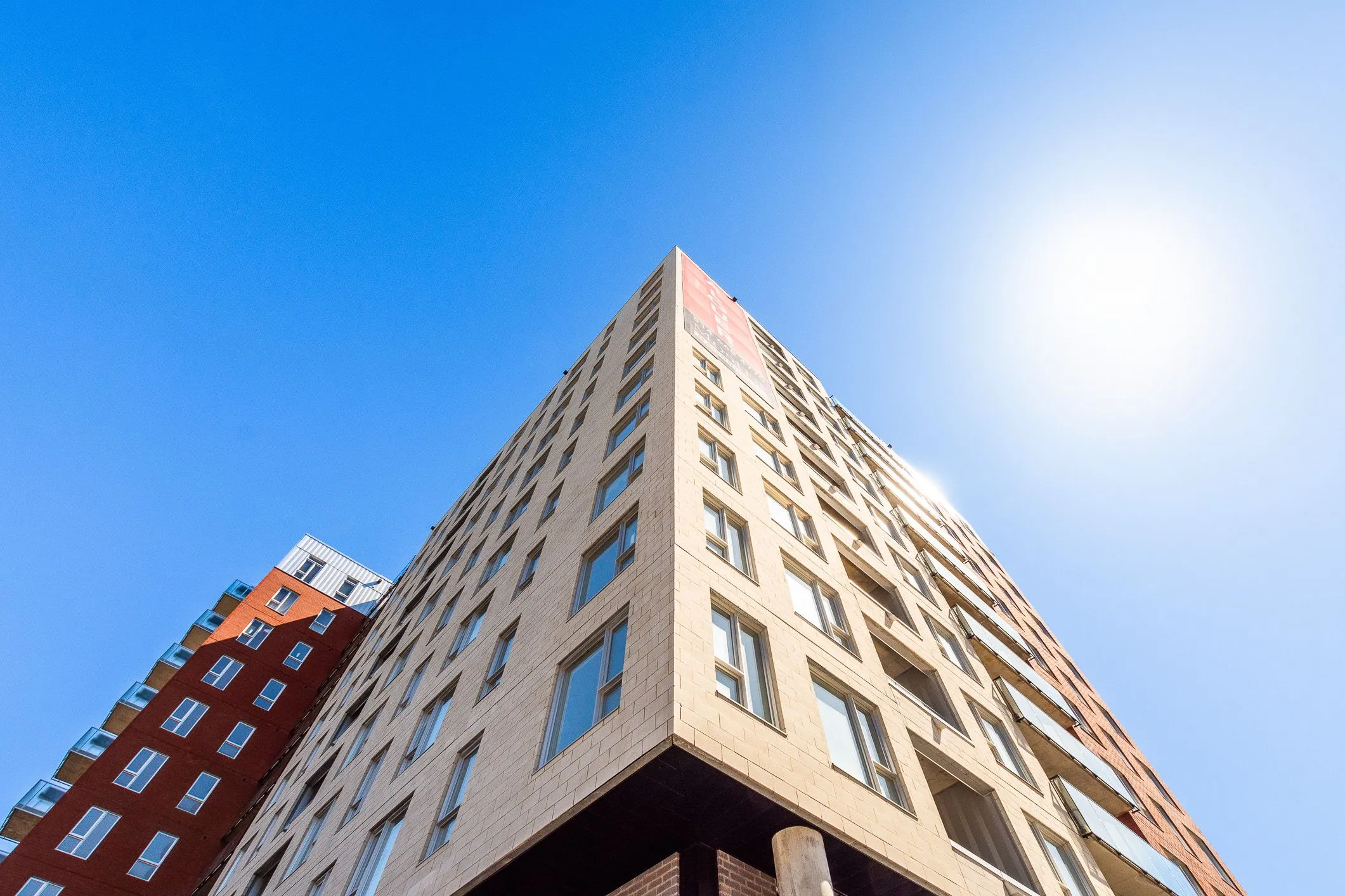 Vue de face de l’immeuble Mostra Maisonneuve sur la rue Sherbrooke Est