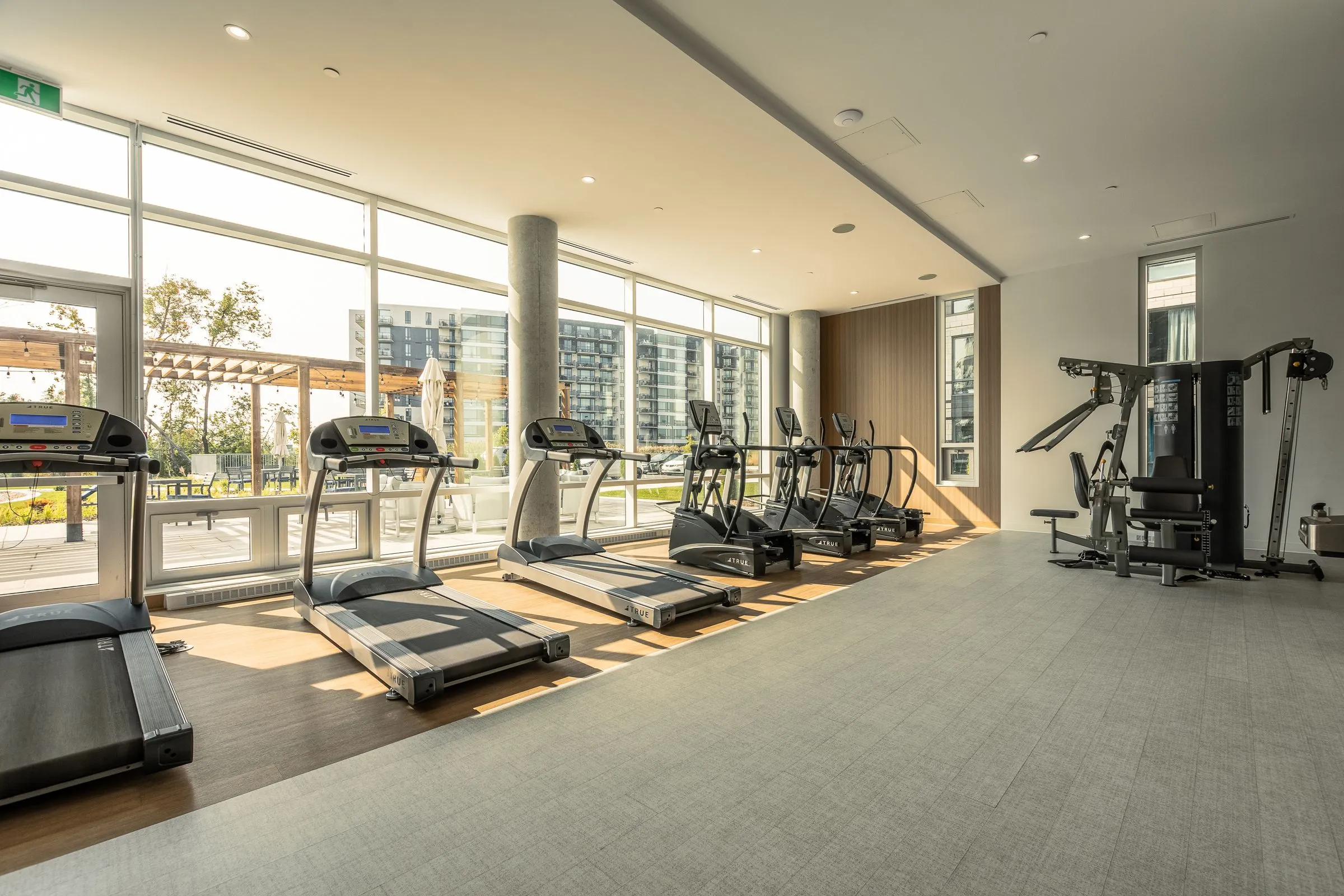 Salle d’entraînement de Mostra Mascouche, tapis roulants et appareils de musculation