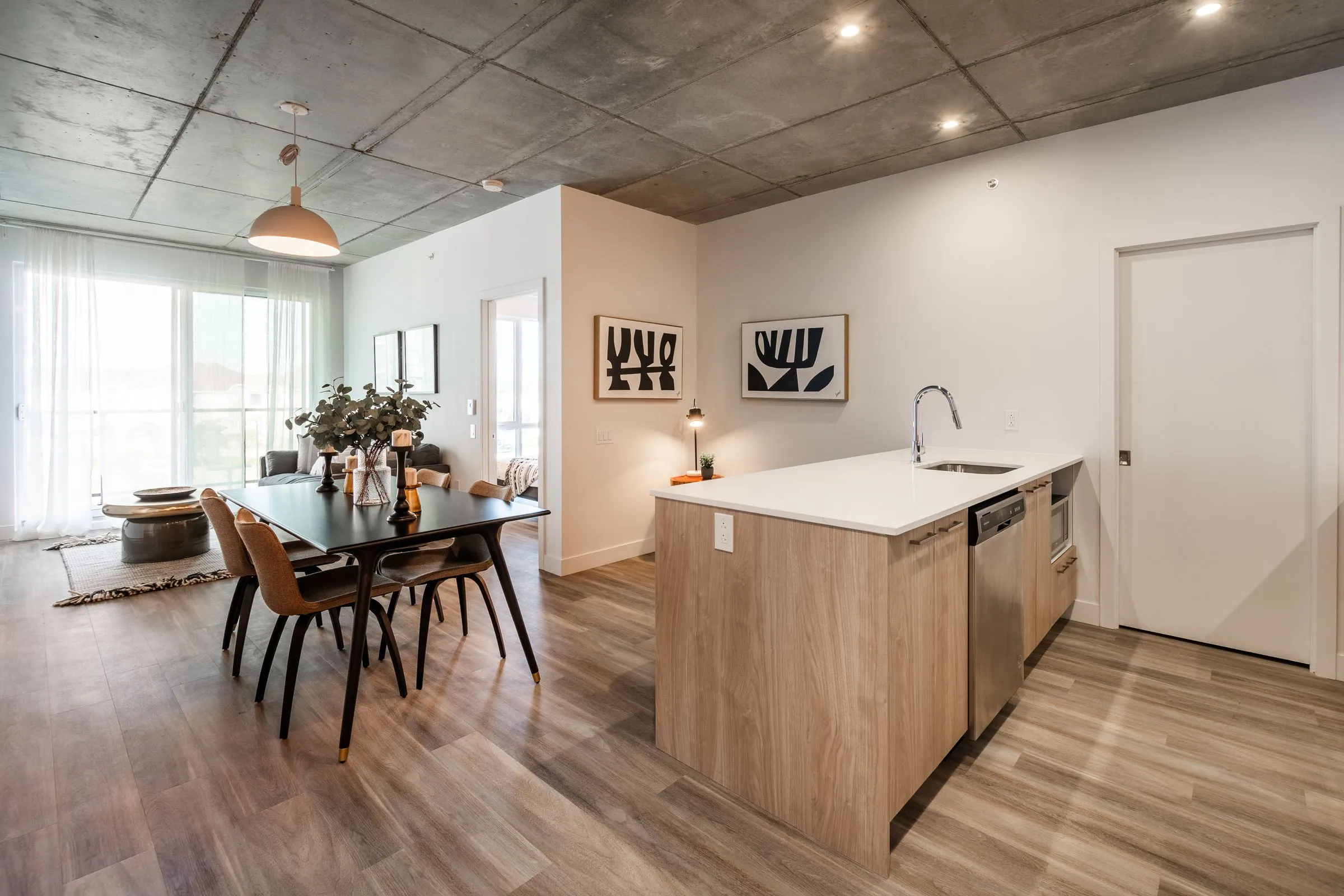 Cuisine et salle à manger d’une unité de Mostra Mascouche, plafond de béton