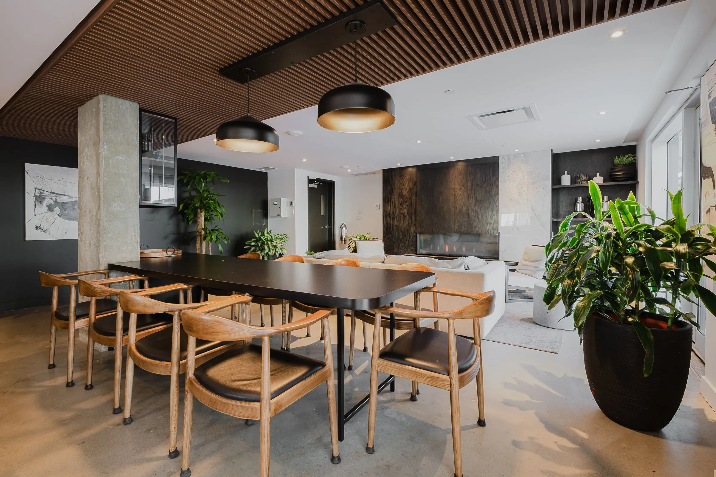 La cuisine commune de Mostra Newman et ses tables de bois sous un plafond à lattes